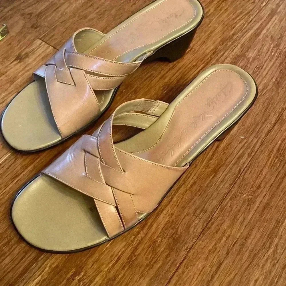 Clarks leather tan sandal size 7 like new